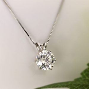 Simple Solitaire Settings – The Timeless Gift Idea