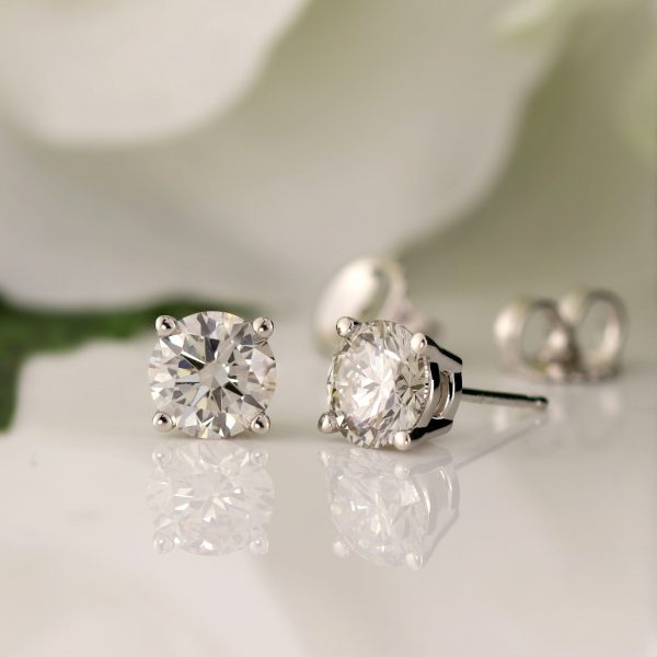 Staple Jewelry Items for Her Versatile Wardrobe - DiamondStuds News