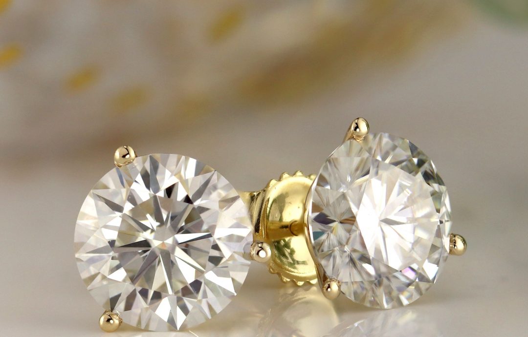 Diamond Studs vs. Moissanite Stud Earrings: Why Each Sparkle Differently